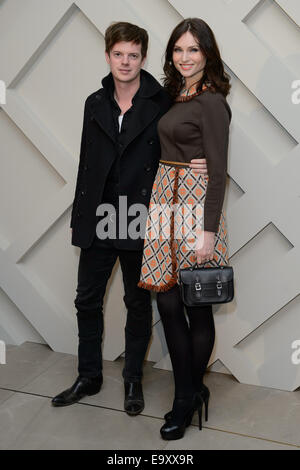 Sophie Ellis-Bextor e Richard Jones arriva per la Burberry festive della campagna di lancio. Foto Stock