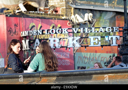 Londra, Inghilterra, Regno Unito. Camden Lock Village segno da Regent's Canal Foto Stock