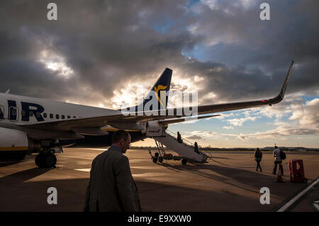 Bristol, Regno Unito. Il 4 novembre 2014. I passeggeri a bordo di un volo come il sole sorge sopra l'aeroporto di Bristol. Credito: Richard Wayman/Alamy Live News Foto Stock