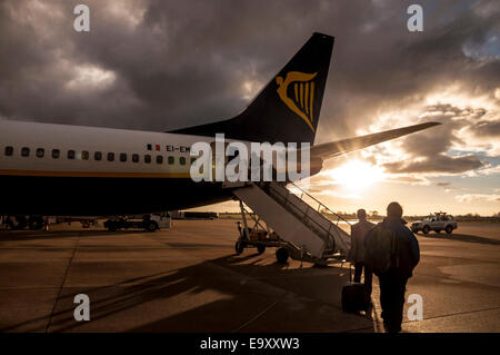 Bristol, Regno Unito. Il 4 novembre 2014. I passeggeri a bordo di un volo come il sole sorge sopra l'aeroporto di Bristol. Credito: Richard Wayman/Alamy Live News Foto Stock