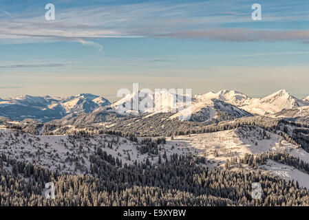 Foresta invernale sulla gamma di montagna nelle Alpi francesi Foto Stock