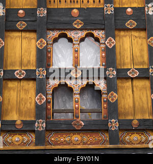 I dettagli architettonici delle finestre del Rinpung Dzong, Paro Valley, Paro distretto, Bhutan Foto Stock