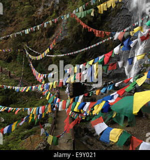 Bandiere di preghiera appesa al monastero di Taktsang, Paro Valley, Paro distretto, Bhutan Foto Stock