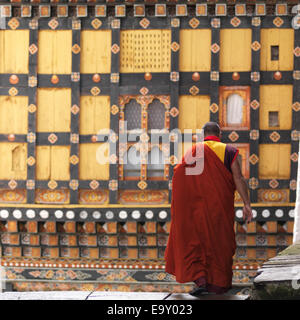 Monaco in un Rinpung Dzong, Paro Valley, Paro distretto, Bhutan Foto Stock