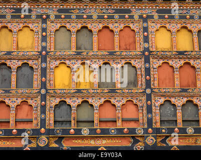 I dettagli architettonici delle finestre del Rinpung Dzong, Paro Valley, Paro distretto, Bhutan Foto Stock