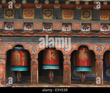 Ruote della preghiera a Kyichu Lhakhang, Lamgong Gewog, Paro Valley, Paro distretto, Bhutan Foto Stock