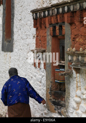 Donna al Jambay Lhakhang, Chokhor Valley, Bumthang distretto, Bhutan Foto Stock