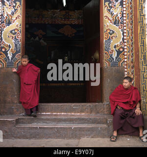 I monaci presso l'entrata di Rinpung Dzong, Paro Valley, Paro distretto, Bhutan Foto Stock