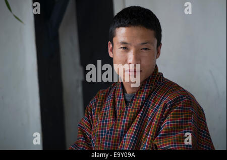 Ritratto di un maschio di studente, Istituto Nazionale di Zorig Chusum, Thimphu Bhutan Foto Stock