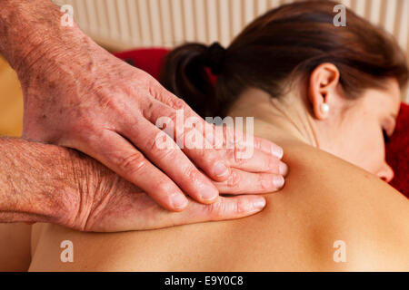 Relax, pace e benessere attraverso il massaggio. Foto Stock