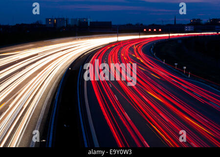 Auto di notte su una autostrada. Luci di corda e insegne luminose Foto Stock