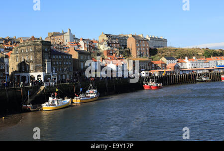 Vista del porto e città da Bridge Street, Whitby, North Yorkshire, Inghilterra, Regno Unito Foto Stock