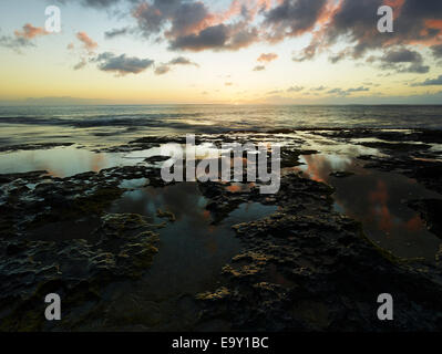 Tramonto a Ka'ena Point State Park, Oahu, Hawaii, Stati Uniti Foto Stock