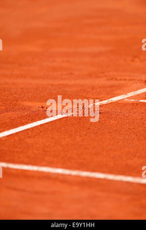 Dettaglio con un footprint di base su di un campo da tennis in terra battuta Foto Stock