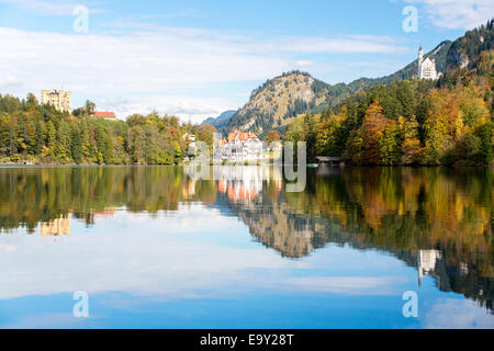 Lago Alpsee con i castelli reali di Schloss Neuschwanstein e Castello di Hohenschwangau in autunno, Füssen Algovia orientale Foto Stock