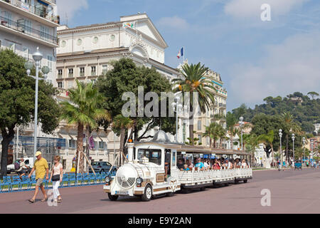 Treno turistico percorrendo il lungomare, Nizza Cote d'Azur, in Francia Foto Stock