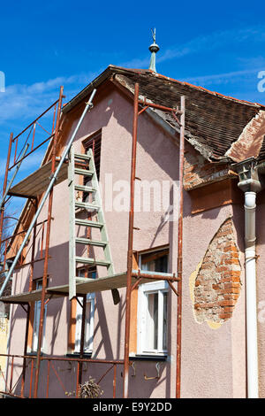 La facciata di una vecchia casa è in corso di ristrutturazione. Foto Stock