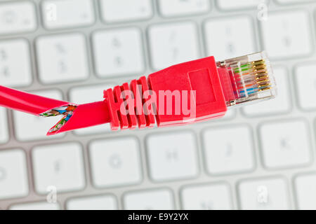 Il rosso, cavi difettosi di una rete da un computer. Foto Stock