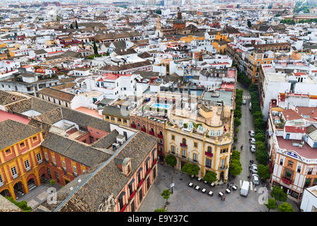 Paesaggio urbano e sullo skyline di Siviglia in Andalusia, Spagna. Vista della Giralda. Foto Stock