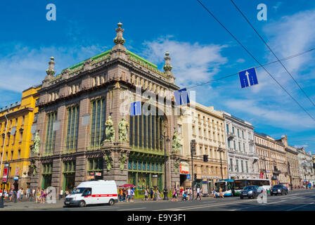 Il traffico nella parte anteriore del Elisseeff Emporium, Eliseyev Emporium, famoso department store, Nevsky Prospect, San Pietroburgo, Russia, e Foto Stock