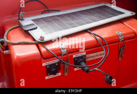Scialuppa di salvataggio di carica batteria con piccolo pannello solare sulla nave di Greenpeace, Arctic Sunrise. Foto Stock