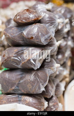 Sacchetti di marrone zucchero greggio da Palm tree per vendere nel sud est asiatico street market. Messa a fuoco selettiva. Foto Stock