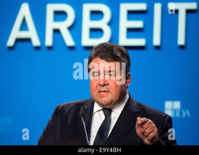 Berlino, Germania. 04 Nov, 2014. Economia Ministro tedesco Sigmar Gabriel parla durante il tedesco dei datori di lavoro a Conferenza di Berlino, Germania, 04 novembre 2014. La conferenza annuale serve come un luogo di scambio di idee fra i principali rappresentanti della politica, dell'economia e della società. Foto: BERND VON JUTRCZENKA/dpa/Alamy Live News Foto Stock