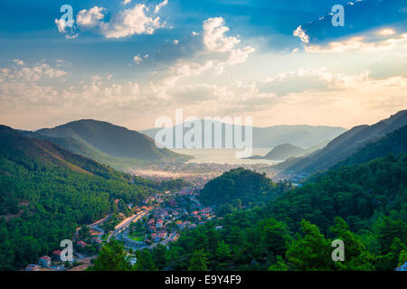 Una piccola città situata nella valle di montagna al mare Foto Stock