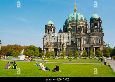 Lustgarten park, nella parte anteriore del Berliner Dom, Cattedrale di Berlino e Museumsinsel,l'Isola dei Musei, quartiere Mitte, il centro di Berlino, Germania Foto Stock