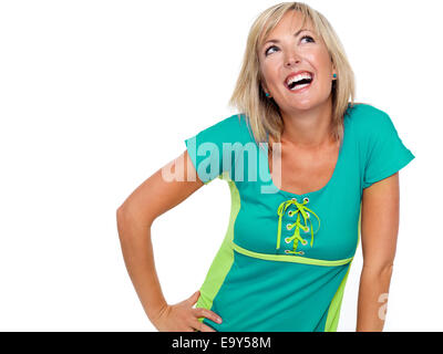 Ritratto di un giovane felice ridere la donna in un turchese brillante shirt isolati su sfondo bianco Foto Stock