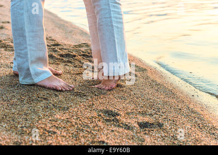 Giovane kissing al mare. gambe close up Foto Stock