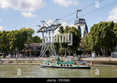 Gondola vicino stazione inferiore di Seilbahn o BUGA funivia oltre il Reno a fortezza Ehrenbreitstein. Koblenz Germania renana Foto Stock