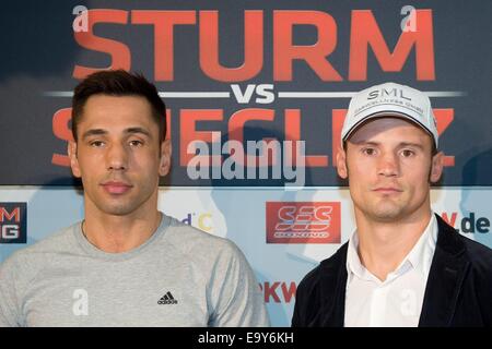 Stuttgart, Germania. 04 Nov, 2014. Il tedesco boxe pro Felix Sturm (L) e Robert Stieglitz stare accanto a ogni altro nel corso di una conferenza stampa tenutasi a Stoccarda, Germania, 04 novembre 2014. Sturm e Stieglitz sarà lotta tra di loro per la super-middleweight il 08 novembre 2014. La partita non sarà un campione del mondo decisore per la successiva WBO campionato contro Arthur Abramo come previsto. Foto: SEBASTIAN KAHNERT/dpa/Alamy Live News Foto Stock