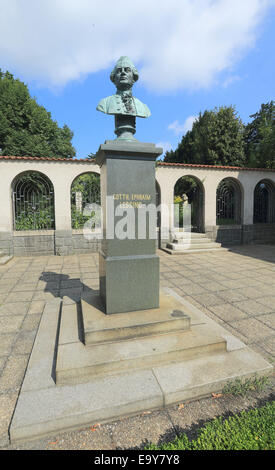 Kamenz, Germania. 8 Ago, 2014. Il busto del xviii secolo poeta tedesco e autore Gotthold Ephraim Lessing sorge di fronte al Lessing-Museum in Kamenz, Germania, 8 agosto 2014. Lessing è nato in Kamenz il 22 gennaio 1729 e morì a Braunschweig il 15 febbraio 1781. Foto: Jens Wolf/dpa/Alamy Live News Foto Stock