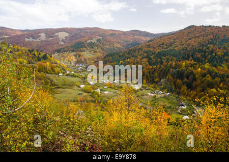 Colorato paesaggio autunnale in un villaggio di montagna. Foto Stock
