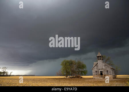 Deflusso dietro un tornado ha avvertito supercell si avvicina un vecchio weathered school house in Eastern Nebraska. Foto Stock