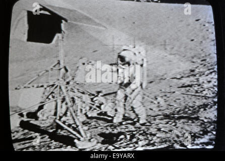 Sbarco sulla Luna 20 luglio 1969 astronauta fotografato in tempo reale sulla televisione in Los Angeles, California KATHY DEWITT Foto Stock