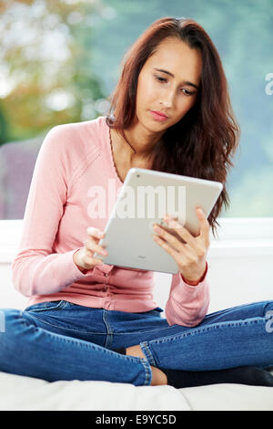 Ragazza la navigazione in siti web tramite iPad Foto Stock