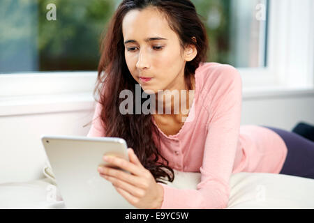 Ragazza la navigazione in siti web tramite iPad Foto Stock