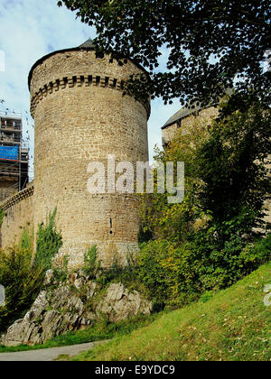 Il castello di Lassay Les Chateaux un pittoresco villaggio grande/piccola città nell'angolo nord-est della contea di Mayenne Foto Stock