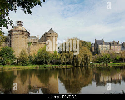 Il castello di Lassay Les Chateaux un pittoresco villaggio grande/piccola città nell'angolo nord-est della contea di Mayenne Foto Stock