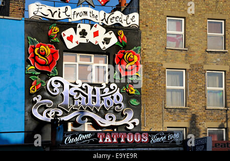 Londra, Inghilterra, Regno Unito. Il male dall'ago tattoo shop di Camden High Street Foto Stock