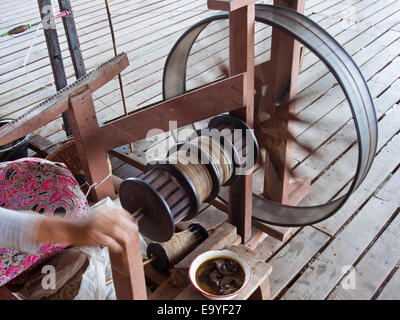 Myanmar Lago Inle lotus root tessuti di seta Foto Stock