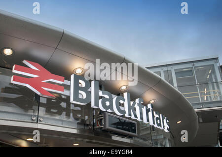 Logo e ingresso al Blackfriars stazione ferroviaria sul London Southbank Foto Stock