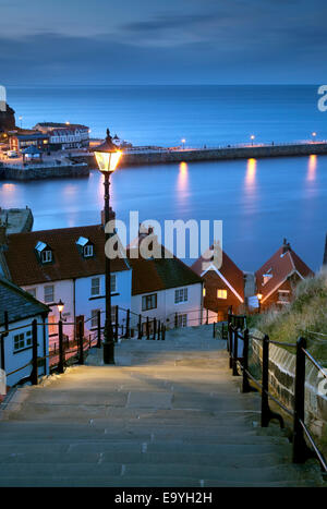 Whitby il famoso 199 scalini in pietra che conduce dal porto alla chiesa di Santa Maria e Whitby Abbey. Foto Stock