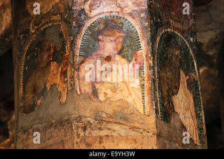 Cave 10: dipinti su pilastri. Seduti e in piedi le immagini di Buddha in atteggiamento di insegnamento le grotte di Ajanta, Aurangabad, Maharashtra Foto Stock