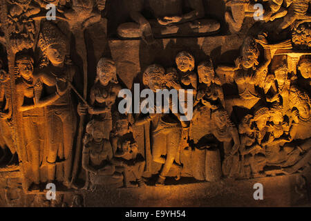 Cave 26: tentazione di Mara scultura con il Buddha di toccare terra. Grotte di Ajanta, Aurangabad, Maharashtra, India Foto Stock