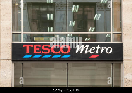 Negozio di fronte di una metropolitana Tesco supermercato a Londra Inghilterra Foto Stock