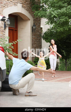 La ragazza con i genitori Foto Stock