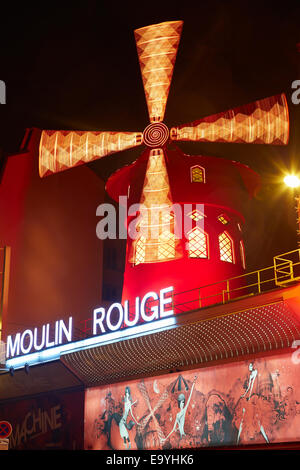 Moulin Rouge di notte a Parigi Foto Stock